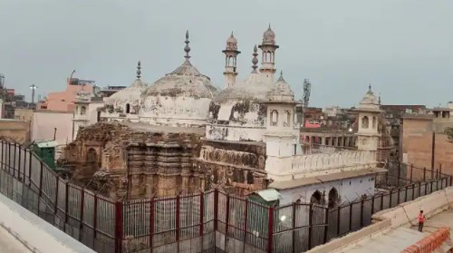 ज्ञानवापी में पूजन और भोग के लिए कोर्ट पहुंचे स्वामी अविमुक्तेश्वरानंद