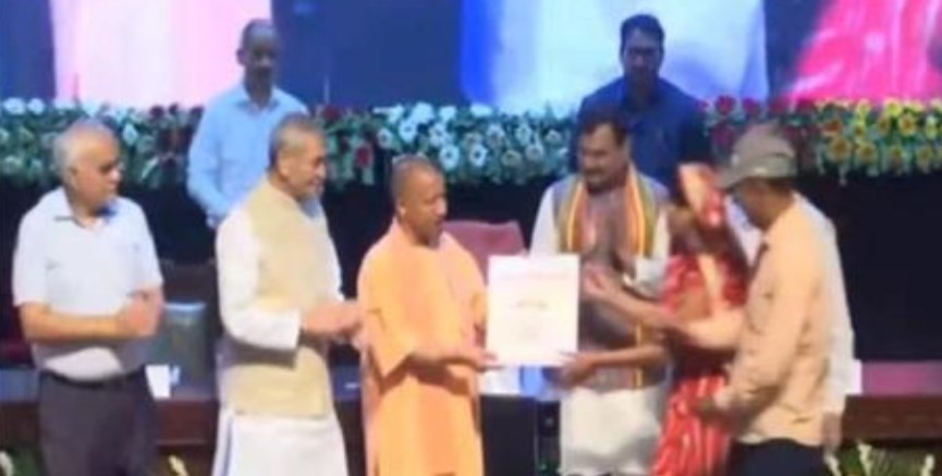 गन्ना किसानों को CM योगी ने दिया बड़ा तोहफा, 50 लाख 10 हजार कृषकों को बांटे अंश प्रमाण-पत्र