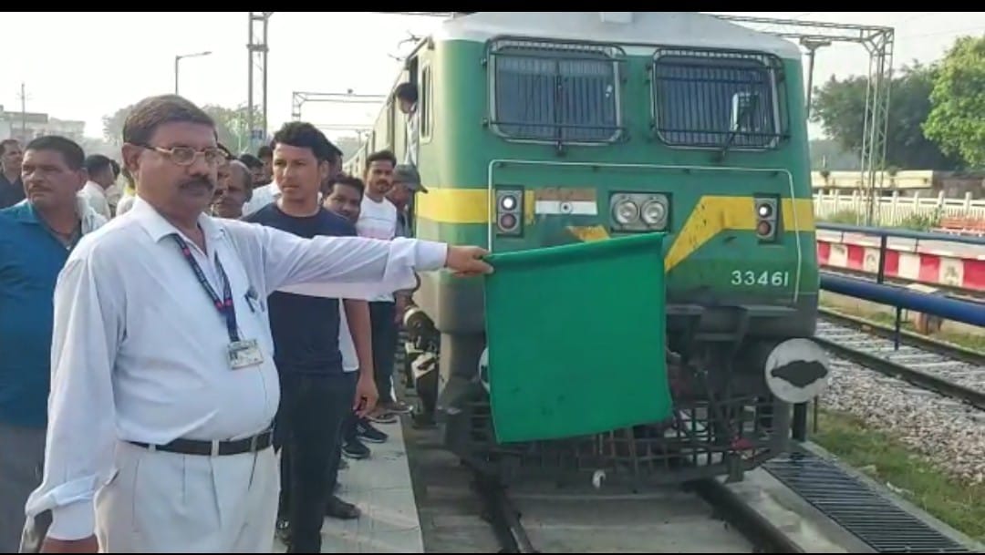 चार साल एक माह एक दिन बाद शाहजहांपुर से पीलीभीत के लिए पहली ट्रेन हुई रवाना