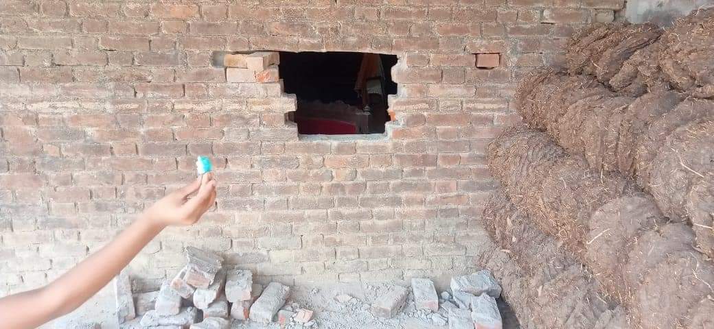 चोरों ने नकब लगाकर जुझारपुर गांव मे दो मकानों से जेवर और नगदी चुराई 