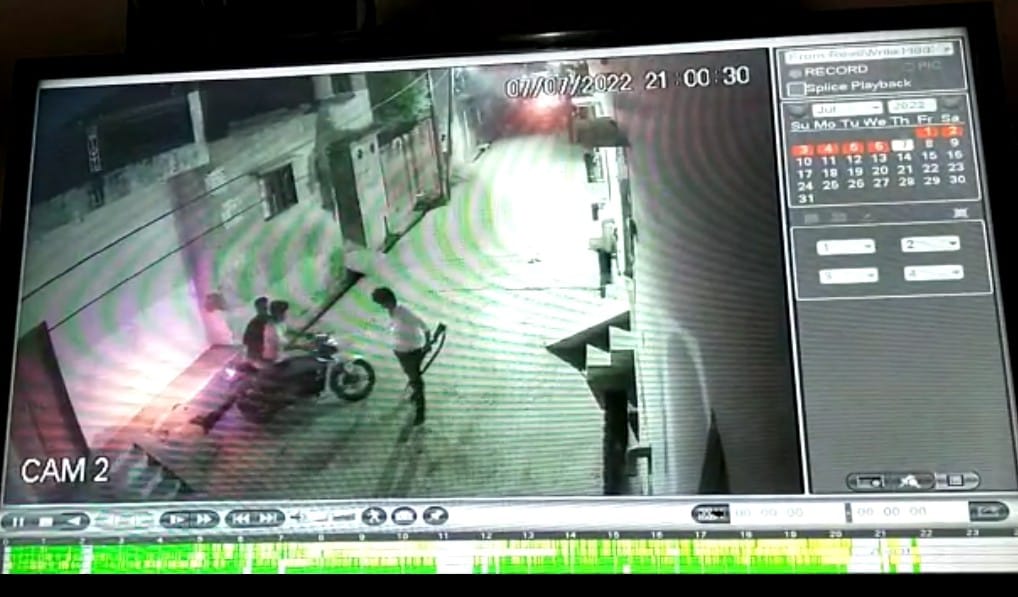 घर के बाहर हवाई फायरिंग करते हुए दबंगों का वीडियो सीसी टीवी कैमरे में हुआ कैद