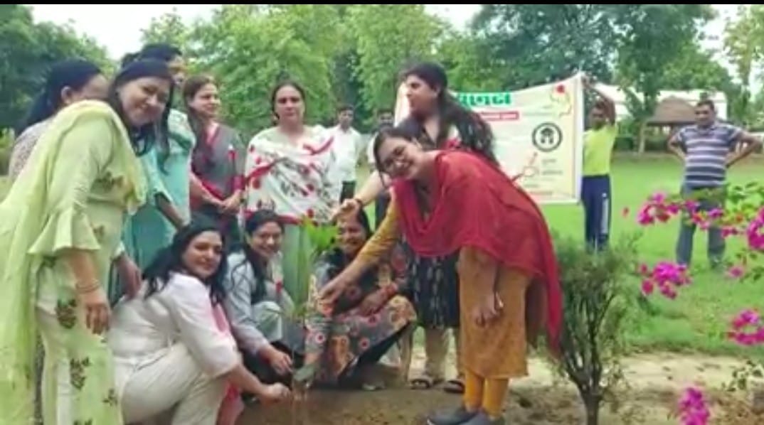 सांसे हो रही कम आओ पेड़ लगाएं हम महिलाएं भी वृक्षारोपण की मुहिम में जुट गई