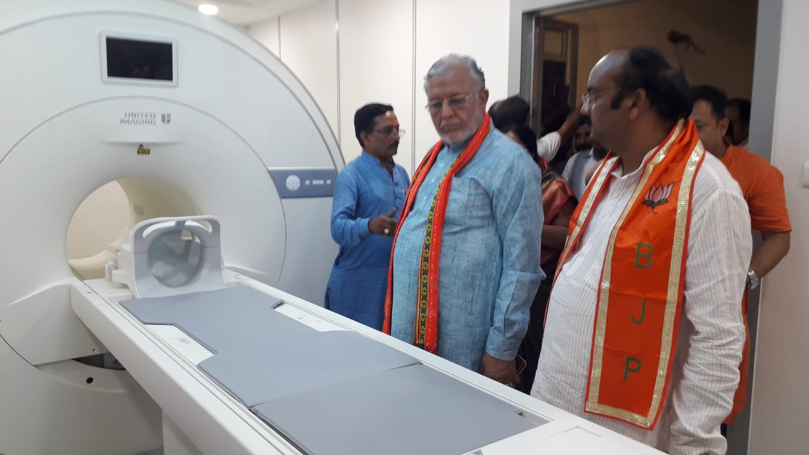 सांसद अरूण सागर व यूपी के वित्त मंत्री सुरेश खन्ना ने शेखर चैरिटेबिल एमआरआई का किया शुभारम्भ