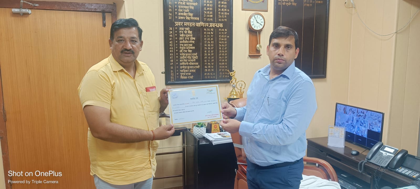 उत्कृष्ट कार्य के लिए के मुख्य टिकट निरीक्षक नरेंद्र त्यागी को किया गया पुरुस्कृत