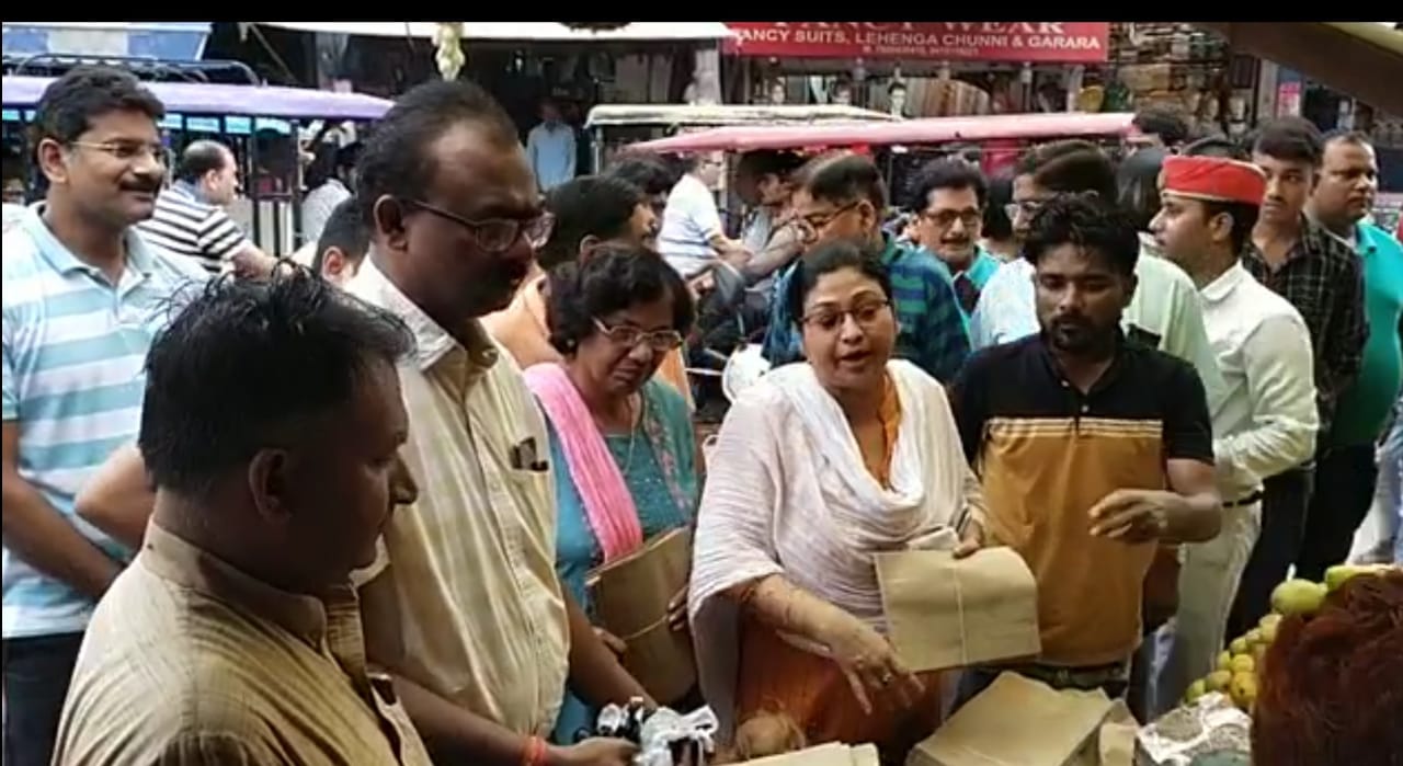 शाहजहांपुर की पेसिफिक हेल्थ केयर संस्था की ने खुद कागज के लिफाफा को बनाकर फल विक्रेताओं को निशुल्क लिफाफे उपलब्ध कराए