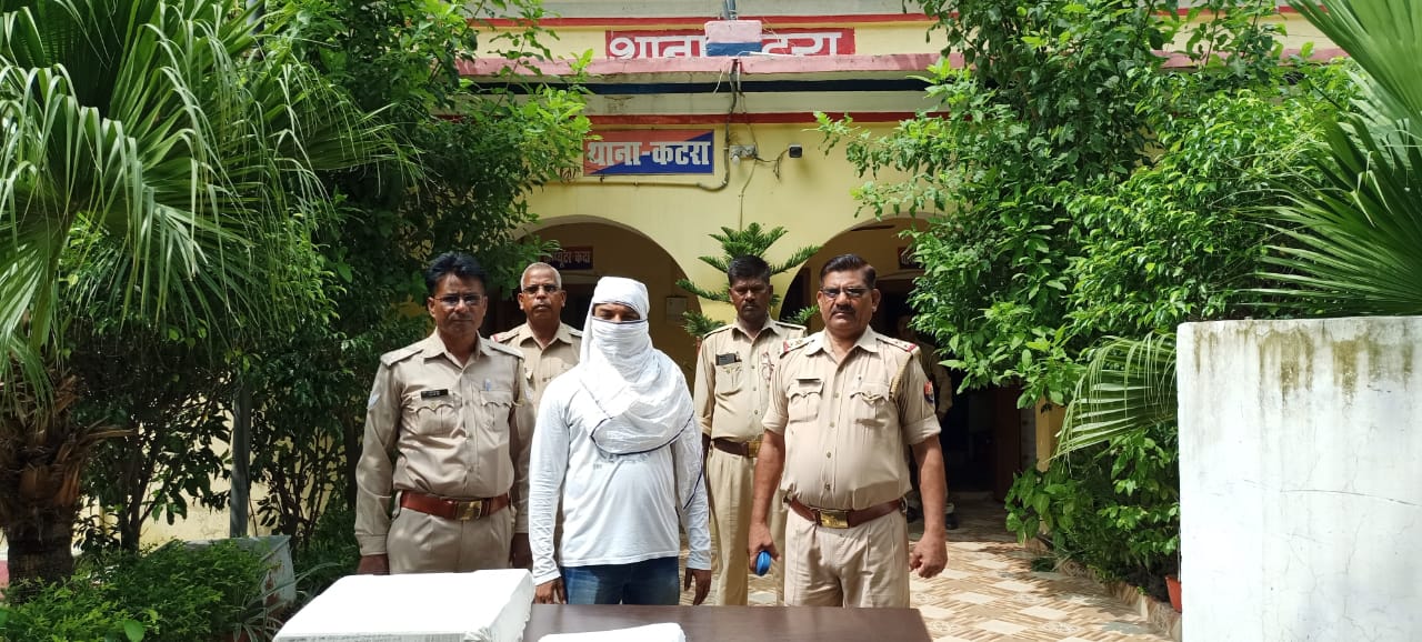 वाहनों का फर्जी बीमा करके ग्राहकों से ठगी करने बाले शातिर ठग को पुलिस ने किया गिरफ्तार