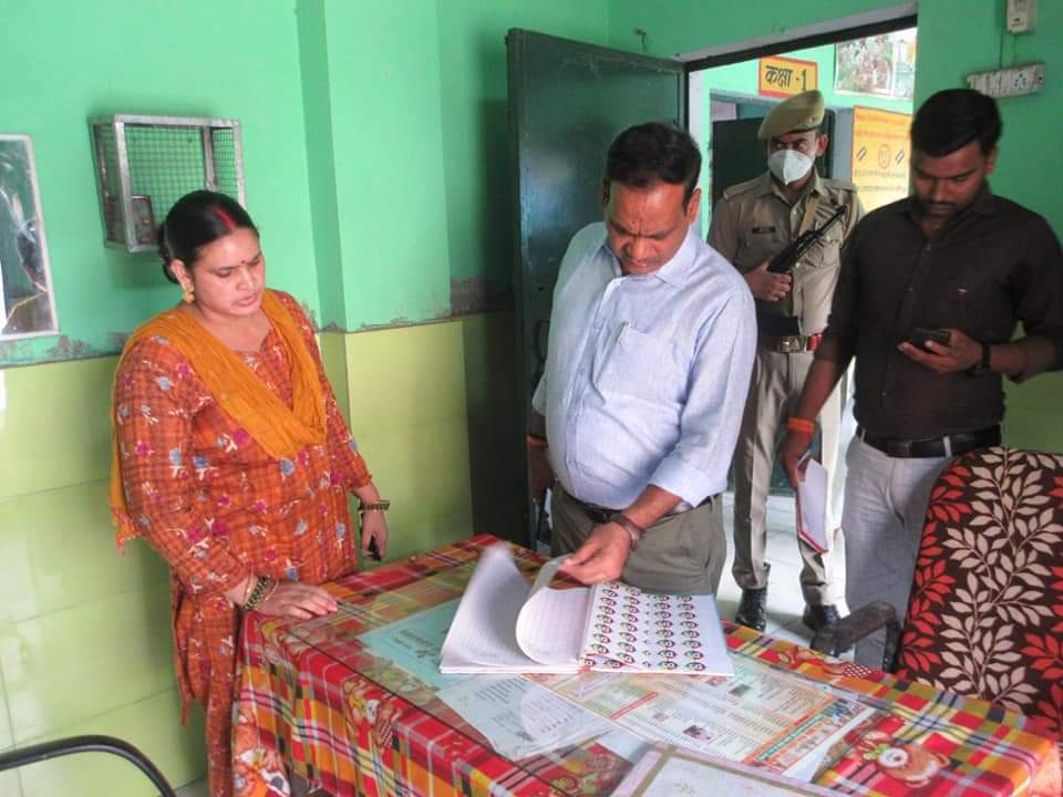 शाहजहांपुर:डीएम ने नगर क्षेत्र के प्राथमिक एवं कम्पोजिट विद्यालयों का किया औचक निरीक्षण