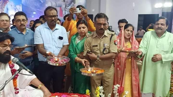 शाहजहाॅपुर: महाशिवपुराण कथा सुनकर पुलिस अधीक्षक एस.आनन्द ने स्पत्नी एवं नगर आयुक्त संतोष शर्मा की ने की पूजा अर्चना