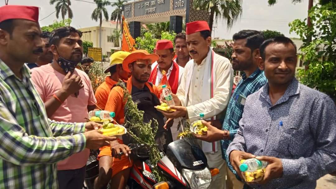 शाहजहांपुर सपा जिलाध्यक्ष तनवीर खां ने कावड़ियों को फल व पानी वितरित करते हुए किया उनका स्वागत 
