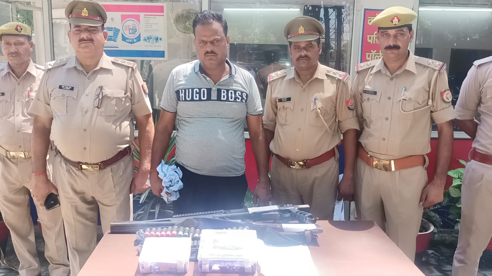 शातिर हिस्ट्रीशीटर पेशे से अधिवक्ता फर्जी लाइसेंस पर असली पिस्टल,रिवाल्वर,राइफल रखने पर पुलिस ने किया गिरफ्तार