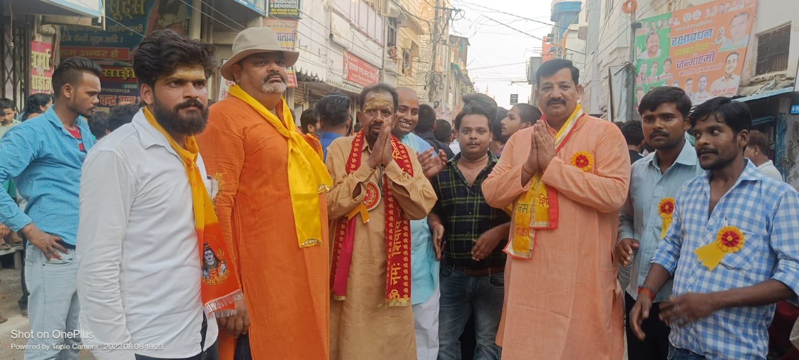 शाहजहांपुर: प्रसिद्ध शिव की बारात में बाराती बना पूरा शहर,  जगह जगह पानी के पाउच प्रसाद वितरण कराया