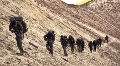 चीन की चालबाजी को लेकर चौकन्ना है भारत, LAC पर अभी पूरी तरह से पीछे नहीं हटेगी सेना