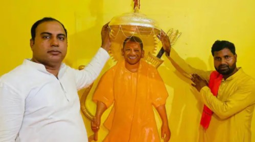 योगी मंदिर में दर्शनार्थियों का आना शुरू, भक्त ने सवा किलो चांदी का छत्र चढ़ाया