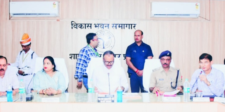 शाहजहांपुर:उप मुख्यमंत्री यूपी ब्रजेश पाठक ने विकास भवन सभागार में विभागीय अधिकारियों के साथ बैठक कर शासन द्वारा संचालित विभिन्न योजनाओं की समीक्षा की 