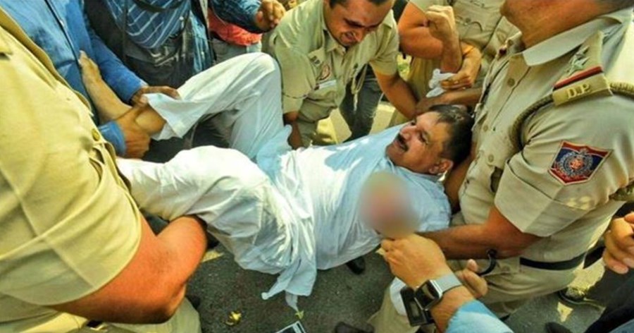 शराब नीत‍ि घोटाला: CBI दफ्तर के बाहर आप का प्रदर्शन, पुलिस हिरासत में संजय सिंह