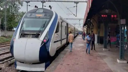 वाराणसी आ रही वंदेभारत खुर्जा में अटकी, छह घंटे इंतजार के बाद दूसरी ट्रेन से भेजे गए यात्री