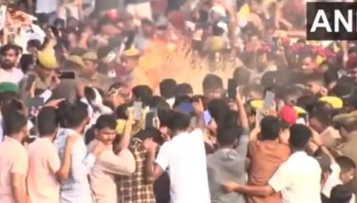 धरतीपुत्र मुलायम सिंह यादव पंचतत्व में विलीन, अखिलेश यादव ने दी मुखाग्नि 