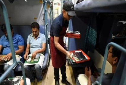 करोड़ों यात्रियों की बल्ले-बल्ले, अब ट्रेन में फ्री में मिलेगा खाना, नहीं देना होगा कोई चार्ज!