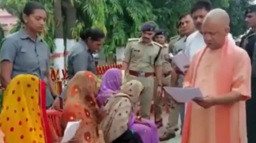 सीएम योगी आदित्यनाथ ने 350 फरियादियों की सुनी समस्या, शीघ्र निस्तारण का दिया आश्वासन