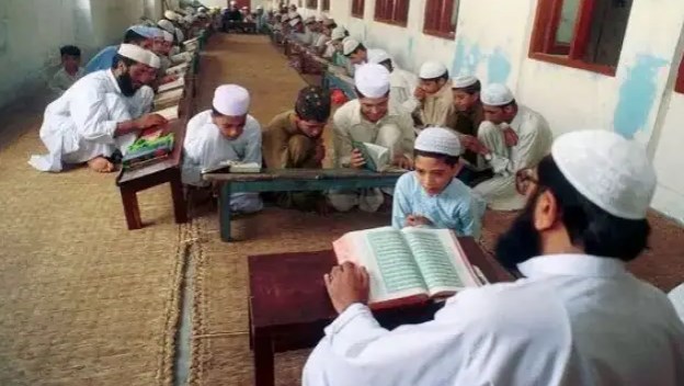 मदरसा सर्वे में चौंकाने वाला खुलासा, दारुल उलूम देवबंद समेत 306 मदरसे गैर मान्यता प्राप्त