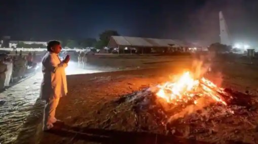 दिल में गम, आंखों में आंसू... अखिलेश ने मुलायम की चिता के पास ही गुजारी पूरी रात