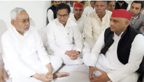 सैफई पहुंचकर नीतीश कुमार ने दी मुलायम को श्रद्धांजलि, बोले- हमें अखिलेश को आगे बढ़ाना है