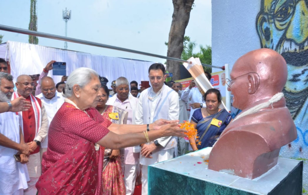 राज्यपाल आनंदीबेन पटेल ने गाँधी जयंती के अवसर पर शाहजहाँपुर स्थित विनोबा सेवा आश्रम में आयोजित ‘‘स्त्री शक्ति सम्मेलन‘‘ में की प्रतिभागिता   