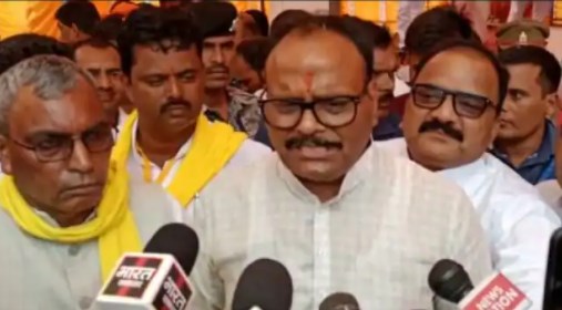 बीजेपी से नजदीकियों के बीच एक मंच पर दिखे डिप्टी सीएम और राजभर
