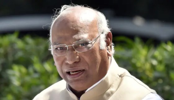 कांग्रेस अपनाएगी एकला चलो की नीति? अध्यक्ष बनने के बाद पहले भाषण में ही खड़गे का बड़ा संकेत