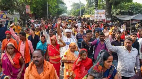 अयोध्या में 14 कोसी परिक्रमा के दौरान बढ़ा भीड़ का दबाव, 5 श्रद्धालु घायल