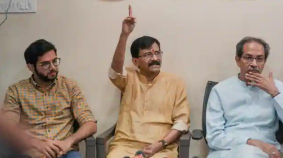 फडणवीस की तारीफ, विरोध से दूरी; क्या है संजय राउत की मजबूरी? क्यों बदले सुर