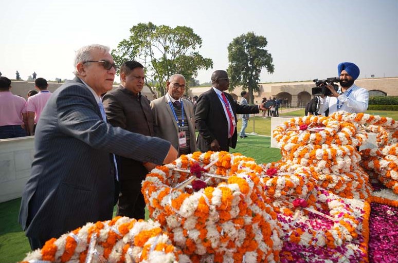 61 देशों के 250से अधिक मुख्य न्यायाधीशों, प्रख्यात हस्तियों ने राजघाट गांधी समाधि पर अर्पित किये श्रद्धा सुमन