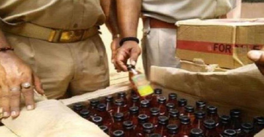 पूर्वांचल एक्सप्रेस-वे पर बस से जब्त की गई 15 लाख रुपये की अवैध शराब