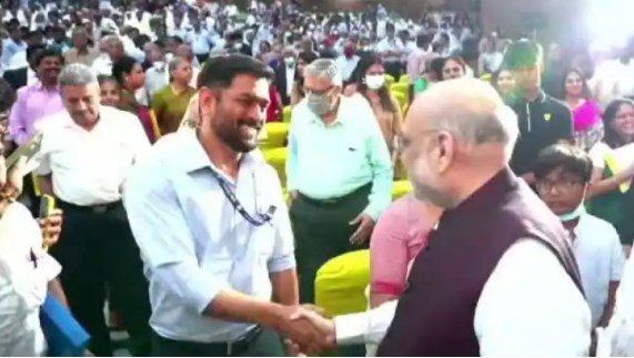 BJP ज्वाइन करने जा रहे धोनी? अमित शाह से पूर्व कप्तान ने मिलाया हाथ, तस्वीर वायरल
