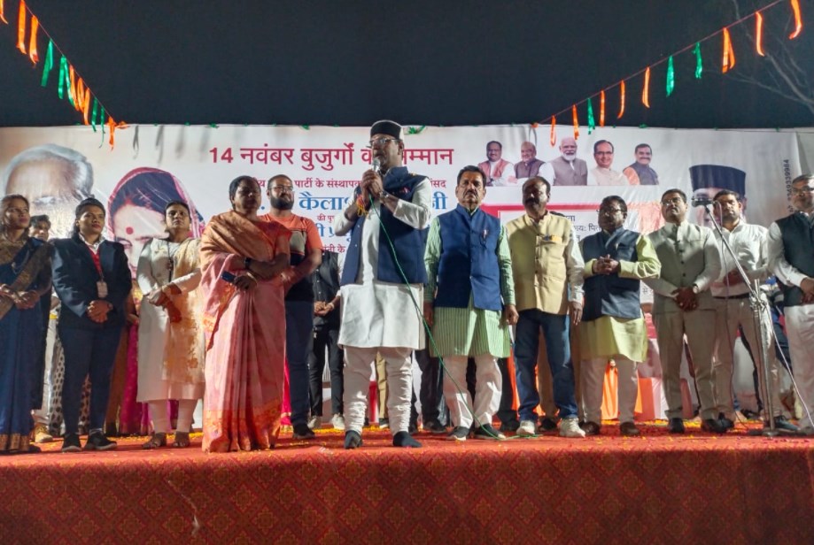 संस्कार सेना ने अनूठे अंदाज में दिया  माता-पिता के सम्मान का संदेश