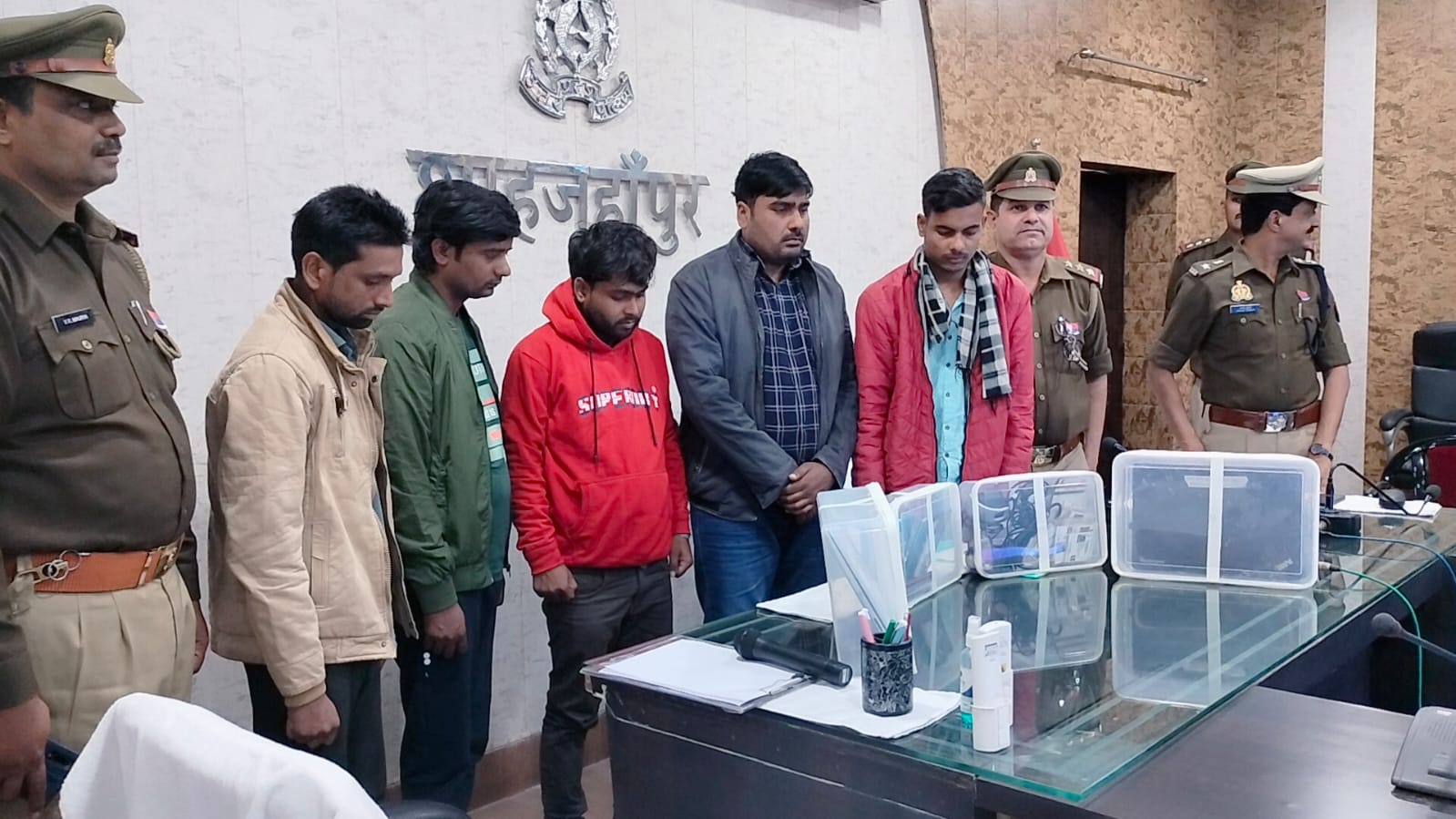 पुलिस टीम ने फिंगर प्रिंट की डिजिटल कापी बनाकर आधार कार्ड के जरिए खातों से रुपए निकालने वाले गिरोह का किया भाड़ाफोड़ 