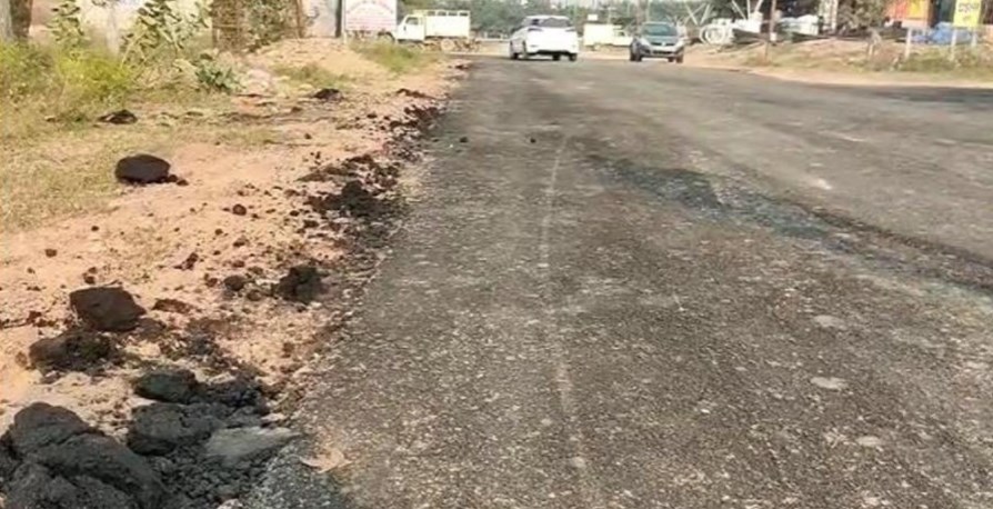 UP: भ्रष्टाचार की भेंट चढ़ी करोड़ों की लागत से बनी नवनिर्मित सड़क