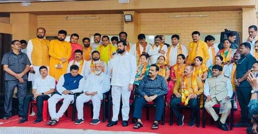 महाराष्ट्र में उद्धव गुट को बड़ा झटका, नासिक में 11 पूर्व पार्षद शिंदे गुट में हुए शामिल