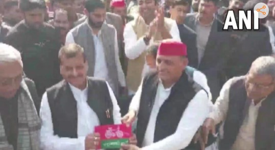 Mainpuri ने चाचा-भतीजे को मिलाया, प्रसपा का सपा में विलय, अखिलेश ने शिवपाल को थमाया SP का झंडा