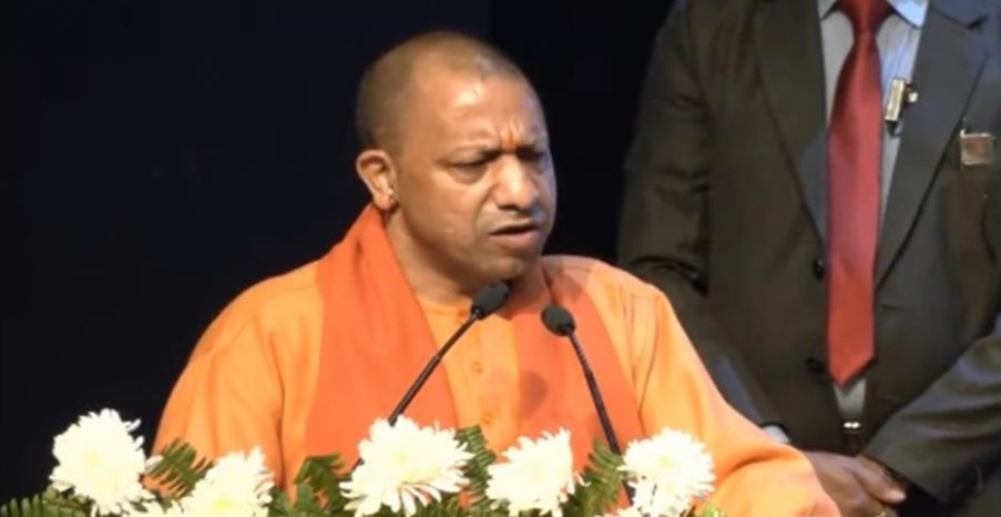 कोरोना के दौरान मृतक पत्रकारों के परिजनों को CM योगी ने 10-10 लाख का सौंपा चेक