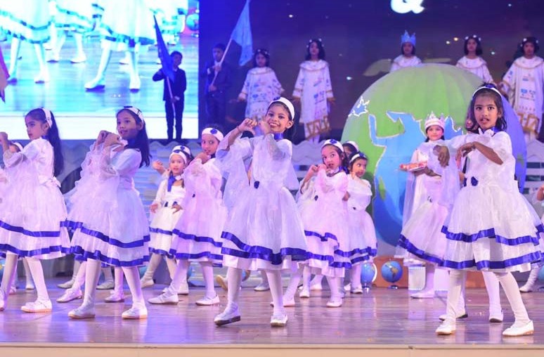 एकता के विचार बचपन में ही बच्चों को देने चाहिये- डा. जगदीश गाँधी, संस्थापक, सी.एम.एस.