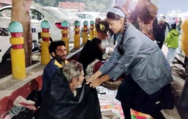 पॉकेन मनी के पैसे से जरूरतमंदों को 1300 कंबल बाँटे सी.एम.एस. छात्रों ने