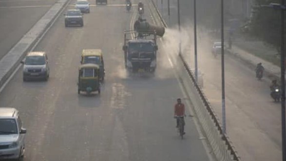  प्रदूषण की मार झेल रही दिल्ली को थोड़ी राहत, 24 घंटे में 121 अंक गिरा AQI