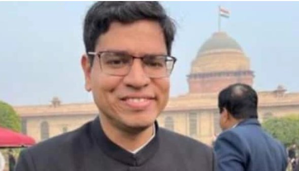 आंखों से नहीं देख सकते IAS अधिकारी, दूसरे प्रयास में ऐसे क्लियर की थी UPSC की परीक्षा