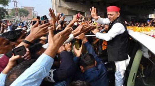 रामचरितमानस विवाद से आखिर किसे साध रहे अखिलेश यादव? 