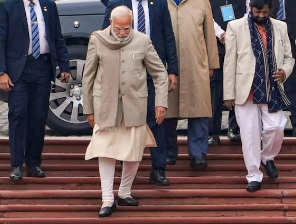 पिछले तीन सर्वे में मोदी को कितनी सीटें? जानें कांग्रेस समेत अन्‍य पार्टियों का हाल