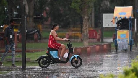 दिन में रात हो गई, दिल्ली-NCR में तेज आंधी के साथ झमाझम बारिश; मौसम कूल-कूल