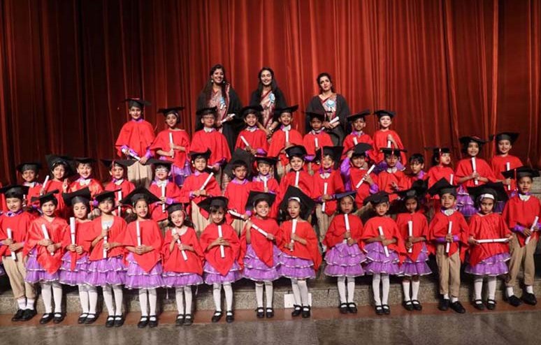 सी.एम.एस. ने अपने मेधावियों को किया सम्मानित