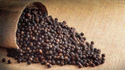 शनिवार को करें काली मिर्च का ये टोटका, झमाझम होगी पैसों की बरसात