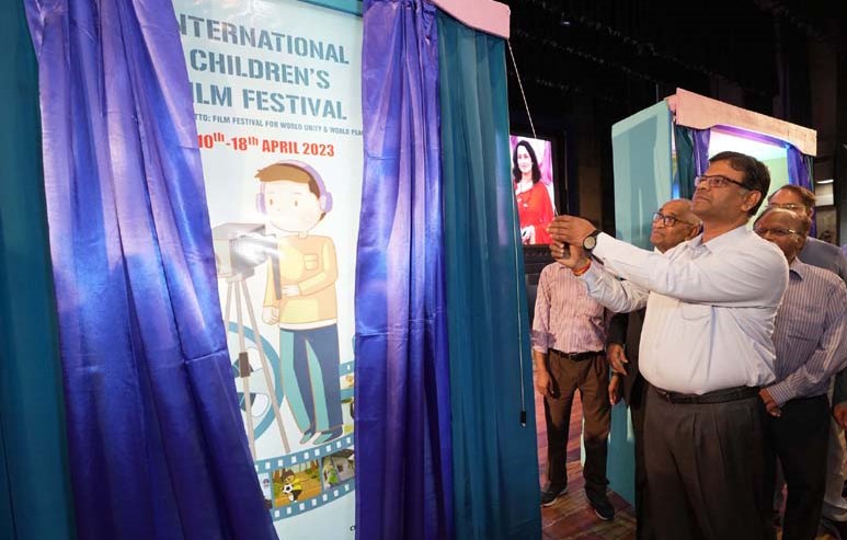 जिलाधिकारी श्री सूर्यपाल गंगवार ने किया अन्तर्राष्ट्रीय बाल फिल्मोत्सव के फेस्टिवल लोगो एवं पोस्टर का अनावरण
